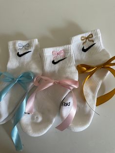 Feminine and sporty wear bow embroidered crew socks. These ribbon inspired designs have a bow embroidered on each side, girly trendy socks of the season. 1 PAIR only. This bow ribbon socks come in three colorways: light pink, light blue, tan. Quarter length socks. UNISEX SIZING: Medium (6-10) Women Large (10-13) Women This is offered in crew length as well. Please refer to the other listing if you want the longer pair. Embroidered Nike Socks, Bows On Clothes, Cute Nike Socks, Sock Design Ideas, Coquette Socks, Girly Socks, Preppy Socks, Ribbon Socks, Socks Bow