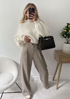 Beige Pantalon Outfit, Taupe Outfit, Halloween Fashion Outfits, Outfit Disney, Classic Clothes, Outfit Autumn, Outfit Chic, Beige Outfit, Outfit Inspo Casual