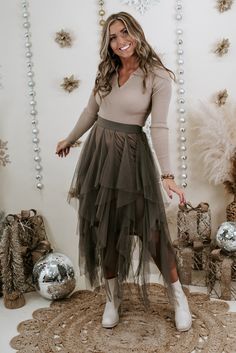 Chic Mesh Bottoms With Tulle Skirt, Chic Fitted Layered Bottoms, Chic Layered Fitted Bottoms, Chic Sheer Bottoms For Fall, Spring Mesh Tiered Skirt, Chic Layered Bottoms For Spring, Fall Tiered Skirt With Layered Hem, Spring Mesh Flowy Skirt, Chic Layered Party Bottoms