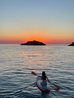 This is me on a paddle board watching the sunset ! Paddle Boarding Ocean, Paddle Boarding In Hawaii, Ocean Paddle Boarding, Sunset Paddle Boarding, Beach Paddle Boarding, Paddleboard Aesthetic, Paddle Board Aesthetic, Outdoorsy Girl Aesthetic, Outdoor Girl Aesthetic