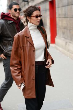 bl on Twitter: "… " Stile Kendall Jenner, Brown Leather Coat, Bella Hadid Outfits, Skandinavian Fashion, Bella Hadid Style, Streetwear Mode, Hadid Style, Leather Trench