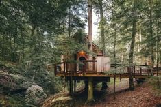 a tree house built into the side of a forest