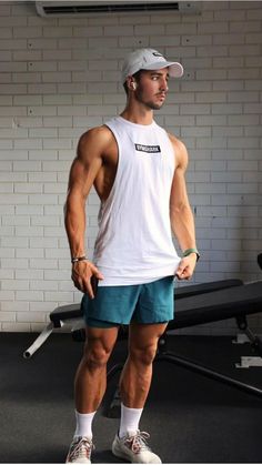 Gym Shark Outfit, Workout Outfits Aesthetic, Muscular Men Fashion, Sportwear Outfit, Gym Chic, Gym Style Outfits, Fitted Shorts, Sportswear Outfits