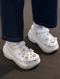 Cute Platform Crocs, Douyin Crocs, Xiaohongshu Crocs, Crush Clog Crocs Outfit, Cute Crocs Jibbitz Ideas