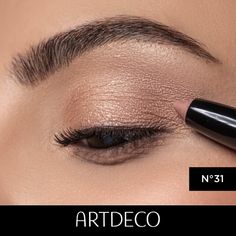 Entdecke den hochpigmentierten Eyeshadow Stylo in der Farbe „Golden Sand“ N°31! Diese zart-cremige, nude Nuance ist ideal für einen schnellen Alltagslook und lässt sich als Lidschatten, Kajal oder Eyeliner verwenden. In nur wenigen Minuten wird der Lidschatten wisch- und wasserfest. Er eignet sich perfekt als Base für weitere Lidschatten oder allein für einen dezenten Look. Hol Dir Deinen neuen Alltagsbegleiter für langanhaltende, natürliche Looks. Eyeliner Kajal, Eyeshadow Stick, Nude Eyeshadow, Eye Make, Natural Makeup, Makeup Tips, High Performance, Beauty Hacks, Eye Makeup