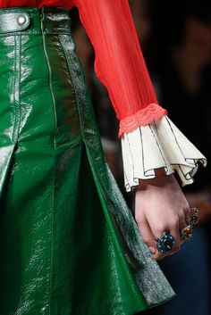 Red Runway, Gucci Spring, Couture Details, Green And Red, 2016 Fashion, Fashion Colours, Fashion Details, Tom Ford, Runway Fashion