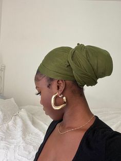 Discover effortless elegance with our Hair Wrap Collection for Black women. Embrace the beauty of your natural hair with ease and style. 🌺✨ #NaturalHair #HairWrap Cabello Afro Natural, Hair Scarf Styles, Head Scarf Styles, Natural Hair Styles Easy, Low Bun