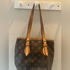 Original Authentic Lv Vintage Bucket Bag. With Small Makeup Envelope. Leather Needs Interior Care, But Perfectly Wearable. Interior Feels Sticky And Partially Peeling. No Dust Available. 10x10 Inch Aprox. Vintage Bucket, Small Makeup, Lv Monogram, Bucket Bag, Louis Vuitton Bag, Bag Lady, Louis Vuitton, Monogram, The Originals