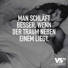 a man and woman laying in bed with the words man schlaft besser, wein der traum neben enem liegt