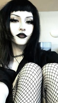 Goth Alternative Makeup, Goth Selfie Ideas, Goth Makeup For School, Trad Goth Pfp, Micro Bangs Goth, Clean Goth Makeup, Alternative Makeup Grunge, Mall Goth Makeup, Stile Punk Rock