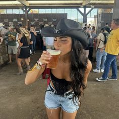 Rodeo Outfits Aesthetic, Rodeo Pictures Ideas, Line Dancing Outfit Country Women, Country Concert Picture Ideas, Country Festival Outfit Summer, Cowgirl Outfit Ideas, Grunge Country, Cowboy Outfits For Women, Cowgirl Fits