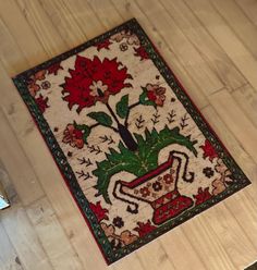 the rug is on the floor and has flowers in it