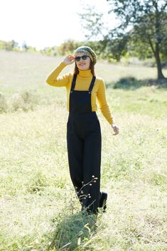 Schwarzer Overall - Haremshose - Schlaghose - Frauen Strapshose - Yoga Hose Stilvoller und komfortabler Damen Schwarzer Jumpsuit mit Haremshose, Schlaghose und Straps-Design Erhöhen Sie Ihren Stil mit diesem trendigen und vielseitigen schwarzen Overall für Frauen. Dieser Overall mit hochwertigem Stoff bietet Haremshose und Flare-Hose-Design, die Ihrem Outfit eine einzigartige Note verleihen. Das Hosenträger-Design verleiht dem Overall ein verspieltes und schickes Element und eignet sich somit pe Boho Dress Winter, Boho Overalls, Style Salopette, Pant Flare, Womens Overalls, Pant Design, Wide Legged Pants, Womens Black Jumpsuit, Yoga Trousers