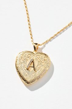 Heart Locket Necklace A Initial Jewelry, Vintage Locket Necklace Gold, Locket Heart Necklace, Unique Locket Necklace, Bestie Christmas, Unique Locket, Locket Necklace Vintage, Monogram Hearts, Gold Heart Locket