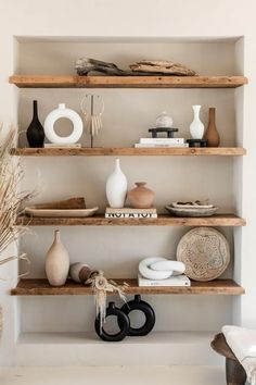 étagère déco tendance Casa Clean, Interior Design Per La Casa, Bookshelf Decor, Living Room Inspo, Ceramic Vases, Shelf Decor, A Holiday