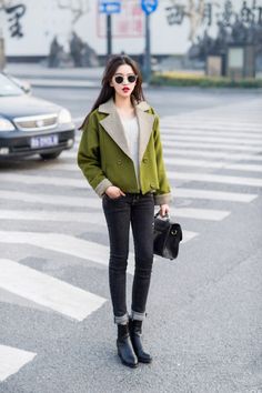 Love the colour of jacket. Adds so much interest to the out-fit. Street Jacket, Korean Fashion Winter, Olive Jacket, Seoul Fashion, Winter Chic, Nice Clothes, Stil Inspiration, Looks Street Style, Green Coat