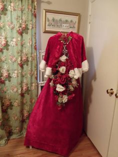 2014 Scarlet thinks she looks like a Dickensian Christmas caroler (wearing a plush throw for her skirt and re-purposing that Christmas tree skirt...again) Dickensian Christmas, Tree Skirt, Christmas Carol, Tree Skirts, Scarlet, Christmas Tree Skirt, Victorian Dress