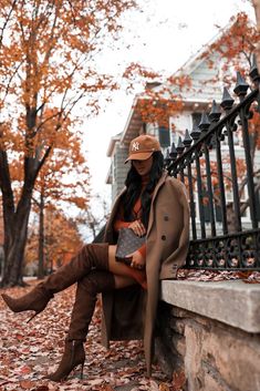 Thanksgiving Outfit Ideas For Women, Winter White Outfit, Mia Mia Mine, Vinyl Leggings, Thanksgiving Outfit Ideas, Walking In Heels, Mia Mia, Winter Travel Outfit, Outfit Ideas For Women