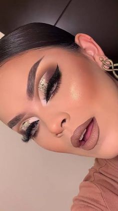 Black And Silver Eye Makeup, Eye Makeup Guide, Gem Makeup, Maquillage Yeux Cut Crease, Silver Eye Makeup, Eye Makeup Styles