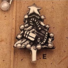 Rare And Highly Sought After Vintage Silpada Oxidized Sterling Silver 3-D Detailed Christmas Tree Pin/Brooch I0846. Approximately 1 1/2" By 1". Stamped .925. This Is A Rare And Amazing Find For The Silpada Collector! Silver Christmas Tree, Silpada Jewelry, Silver Christmas, Oxidized Sterling Silver, Pin Brooch, Brooch Pin, Brooches, 3 D, 925 Sterling Silver