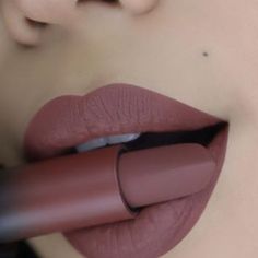 Brown Nude Lipstick, Bold Lipstick Makeup, Pretty Lipstick Colors, Mehndi Designs Bridal Hands, Simple Makeup Tips, Simple Mehndi Designs Fingers, Quick Makeup