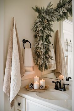 Cozy bathroom with neutral Christmas decor and natural accents. Gold Elegant Christmas Decor, Christmas Decor Ideas Beige, Cozy Modern Christmas Decor, Minimal Christmas Bathroom Decor, Winter Decorations Aesthetic, Fancy Christmas Decor Ideas, Christmas Inspo Decor Apartment, Sage Green And Cream Christmas Decor, White Christmas Apartment Decor