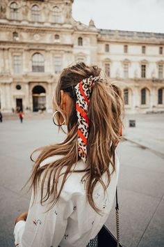 Hair do | Hair accessories | White blouse | Inspo | More on fashionchick.nl Blonde Hair Extensions, Barefoot Blonde, Trik Fotografi, Hairstyles For School, Scarf Hairstyles, Trendy Hairstyles, Summer Hairstyles, Hair Trends, Hair Tutorial