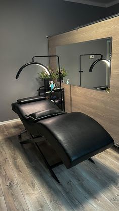 Figuratti - Crafting an Atmosphere of Luxury in Your Studio! Microblading Room Set Up, Beauty Salon Set Up, Pmu Room Set Up, Brow Room Set Up, Pmu Salon Design, Salon Chairs Ideas Furniture, Neutral Esthetician Room, Brow Room Decor Ideas, Double Bed Designs Wooden