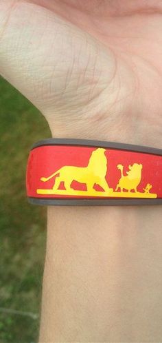 Disney Lion King vinyl for Magic Bands. Disney Bands, Magic Band Decals, Fe Gifts, Disney Magic Bands, Disney World Christmas, Diy Disney Shirts, Magic Bands, Walt Disney World Vacations