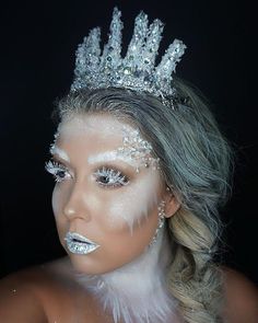 Ice Queen Halloween Costume, Ice Princess Makeup, Snow Queen Makeup, Queen Castle, Frozen Halloween Costumes, Ice Queen Costume, Halloween Costume Makeup