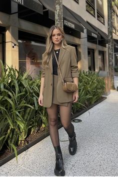 Autumn Bbq Outfit, Black Blazer Styling Women, Mini Skirt Outfit Office, Buisness Casual Dresses, Waistcoat Outfit Winter, Fall Office Outfits Women, Old Money Outfits Autumn Women, Blazer Outfit With Skirt, Chaleco Sastrero Outfit