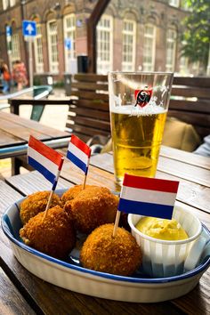 Bitterballen with Dutch Flag and a Beer - 16 Best Amsterdam Food You Need to Have Amsterdam Street Food, Dutch Aesthetic, Amsterdam With Kids, Netherlands Trip, Amsterdam Restaurants, Amsterdam Aesthetic, Netherlands Food, Europe Food