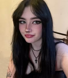 pretty alt girl selfie pose goth grunge makeuo tiktok egirl hair inspo Grunge Makeup Pictures, Cute Edgy Makeup Looks, Alt Makeup For Blue Eyes, Cutesy Goth Makeup, Alt Makeup Without Lashes, Goth Natural Makeup, Hot Grunge Makeup, Cute Alternative Makeup, Grunge Egirl Makeup