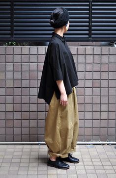 Japanese Street Fashion Summer, Japanese Minimalist Fashion Summer, Genderfluid Outfits, Japanese Minimalist Fashion, Minimalist Fashion Summer, Olive Clothing, Older Women Fashion, Street Style Summer, Japanese Street Fashion