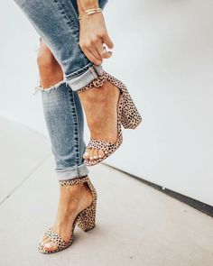 Black Slingback Heels, Mode Shoes, Leopard Heels, Elegante Casual, Fabulous Shoes, Open Toe Sandals, Crazy Shoes, Shoe Obsession, Inspiration Mode