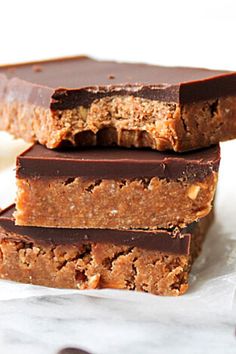 a plate of no bake protein bars. Recipe With Protein Powder, Diy Protein Bars, No Bake Protein Bars, Homemade Protein Bars, Healthy Protein Bars, Rice Flakes