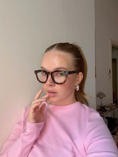 Model Glasses, Italian Glasses Woman, Face Shape Glasses, Glasses Round Face, Thick Glasses, Thick Glasses Frames, Glasses Inspo