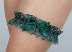 Lace garter for your wedding, hen party , prom garter or cpecial occasion! Vintage style Colors : shamrock emerald green Fabric: vintage lace, decorated with satin ribbons Size : S-M ( approx. 45-55 cm circumference ) or L-XL ( approx. 60-80 cm circumference) Emerald Green Garter Bridal, Gaelic Wedding, Emerald Green Fabric, Dark Green Wedding, Dark Wedding Theme, Prom Garters, Taylor Wedding, Wedding Extras, Irish Style