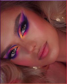 This makeup look captivates with a blend of sunset colors - vibrant purples, pinks, and a dash of yellow - encircling the eyes, paired with a smoldering winged liner for a bold statement that mirrors the transformative energy of spring. The dramatic eyes are further enhanced by a matte nude lip, allowing the colors to truly stand out. Click to see more of this mesmerizing look.via@patyna_makeup Colourful Eyeshadow, Spring Makeup Trends, Neutral Lip Color, Everyday Eyeshadow, Glam Grunge, Sunset Makeup, Vibrant Makeup, Old Makeup, Cool Makeup Looks