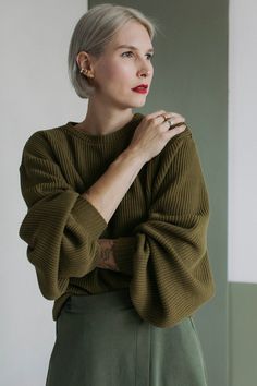 DUNE - sweater made from cotton knitwear with a visible, thick weave. Short, with ornamental wide sleeves. The bottom and the sleeves of the sweater are finished off with a wide rib. Color: khaki The blouse is in one universal size. Pulpa is 176 cm tall. Fabric: 80% cotton, 20% poliester - made in Europe Wash in a washing machine in 20 degrees Celsius or manually in cool water. One size: Bust: 130 cm  Total length: 56 cm Sleeve length: 64 cm Winter Sweater With Blouson Balloon Sleeves, Winter Sweater With Balloon Sleeves, Fall Cable Knit Sweater With Puff Sleeves, Textured Knit Lantern Sleeve Sweater, Balloon Sweater, Khaki Sweater, Work Fits, Knitwear Sweater, Autumn Casual