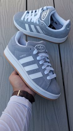 De geliefde Adidas Campus keert terug in een opvallend nieuw jasje! Met de onderscheidende Grijs Gum Sole is deze sneaker zowel voor dagelijkse outfits als voor unieke streetwear looks. Zacht suède, klassieke lijnen, en het iconische Adidas-merkteken maken dit een must-have voor zowel vintage liefhebbers als moderne trendsetters. Perfect voor een casual uitje, een avondje uit, of waar jouw dag je ook brengt. #AdidasCampus #RetroSneakers #ModernDesign #StreetwearEssentials #SneakerTrends2023 Pretty Sneakers, Adidas Shoes Women, Best Shoes For Men, Cute Nike Shoes, Fresh Shoes, Adidas Sneaker