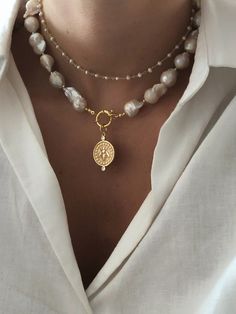 Large Pearl Necklace, Pearl Necklace Gold, Pearl Beaded Necklace, Diy Collier, Pearl Necklace Designs, Baroque Pearl Necklace, Stil Inspiration, Gold Pearl Necklace, Necklace Pearl