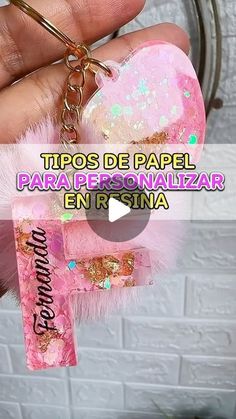 a person holding a pink heart shaped keychain with the words, tips de papel