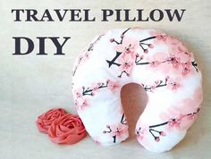 DIY Travel Pillow | Neck Pillow Pattern + VIDEO Tutorial Diy Neck Pillow, Travel Pillow Diy, Apple Dapple, Hello Sewing, Diy Sleep Mask, Bone Pillow, Clothespin Bag