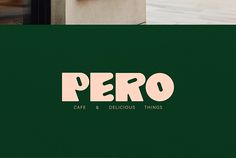 there is a sign that says pero cafe and delicious things