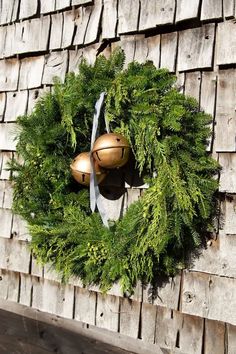 Learn to make a natural balsam fir Christmas wreath with this easy to follow tutorial perfect for beginners Traditional Christmas Wreath, Natural Christmas Wreaths, Inexpensive Crafts, Natural Christmas, Christmas Decorations Rustic, Traditional Christmas, Christmas Wreaths Diy, Holiday Inspiration, Holiday Diy