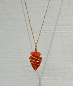 You are purchasing one handmade natural Carnelian crystal Arrowhead necklace pendant. These beautiful pendants are carefully cut, polished with care and have been personally chosen and selected under superior QC. We always prioritize the quality ahead and so as we use 100% genuine material in our Gemstones. ➤ Arrowhead Necklace size is Around 1 to 1.5 Inches What is Included? 1x Carnelian Spiral Arrowhead Necklace 1x Golden / Silver Chain for Women 1x Premium Adjustable Boho Cord for Men 1x Prem Goddess Aesthetic, Beautiful Pendants, Arrowhead Necklace, Carnelian Jewelry, Carnelian Crystal, Carnelian Necklace, Amber Crystal, Chain For Women, Chakra Necklace