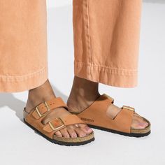 Arizona Nubuck Leather Birkenstock Styles, Birkenstock Style, Sneaker Outfits, Sneaker Trend, Two Strap Sandals, Simple Sandals, Streetwear Mode, Trendy Sandals, Footbed Sandals