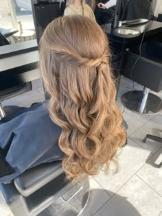 Prom Medium Length Hairstyles, Pretty Hairstyles For Graduation, Prom Hair For Thick Hair, Ty Ball Hairstyles, Prom Hairstyles Down Long Hair, Hair For 8th Grade Dance, Grade 8 Grad Hairstyles Simple, Cute Simple Hoco Hairstyles, Prom Hair White Girl