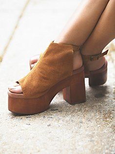 Mode Hippie, Clog Heels, Mode Inspiration, Clothing Boutique, Suede Shoes